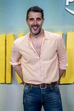 David Amor posa durante el photocall de la serie Sin huellas'.