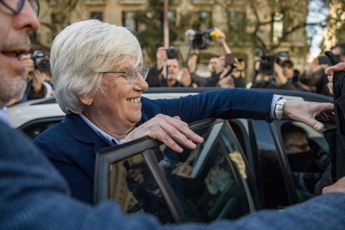L'eurodiputada de Junts i exconsellera Clara Ponsatí el 28 de mar, dia que la van detenir a Barcelona, entra en un cotxe Mossos sense logotipar