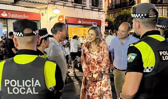 La portavoz del Grupo Municipal Vox en el Ayuntamiento de Sevilla, Cristina Peláez, con agentes de la Policía Local