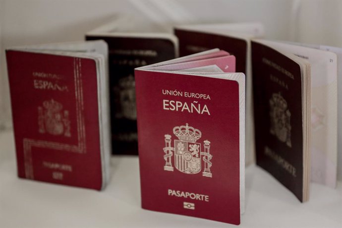 Archivo - Varios pasaportes españoles colocados sobre una mesa.