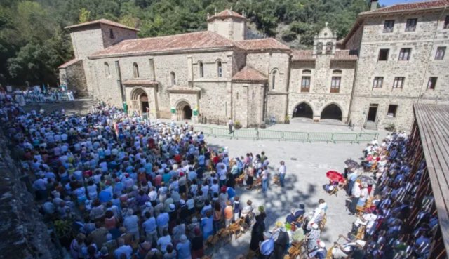 El obispo de Santander, Manuel Sánchez Monge, arrodillado antes de entrar en el Monasterio de Santo Toribio tras la apertura de la Puerta del Perdón que da inicio al Año Jubilar Lebaniego