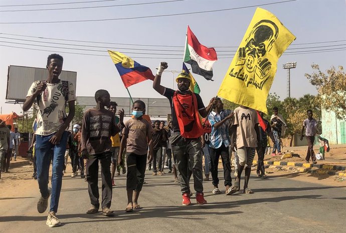 Archivo - March 24, 2022, Khartoum, Khartoum, Sudan: Sudanese demonstrators take part in a protest in the capital Khartoum against last year's military coup which deepened the country's political and economic turmoil, on March 24, 2022. - Today's demons