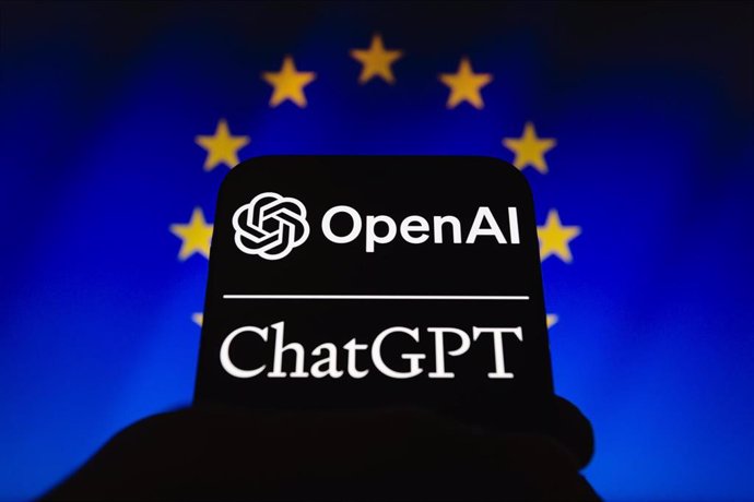 Imagen de archivo del logo de ChatGPT frente a la bandera de la UE