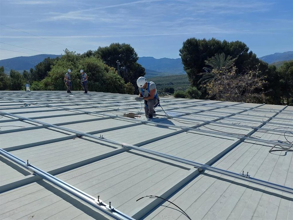 Paneles solares en el Complejo Deportivo de La Salobreja
