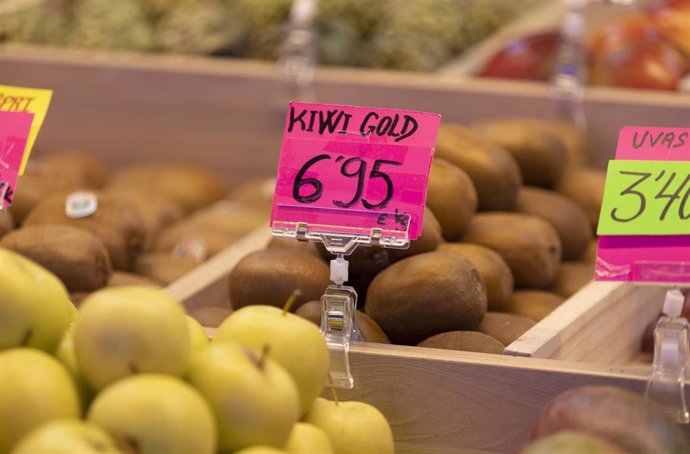 Archivo - Kiwis en una frutería  en un puesto de un mercado.