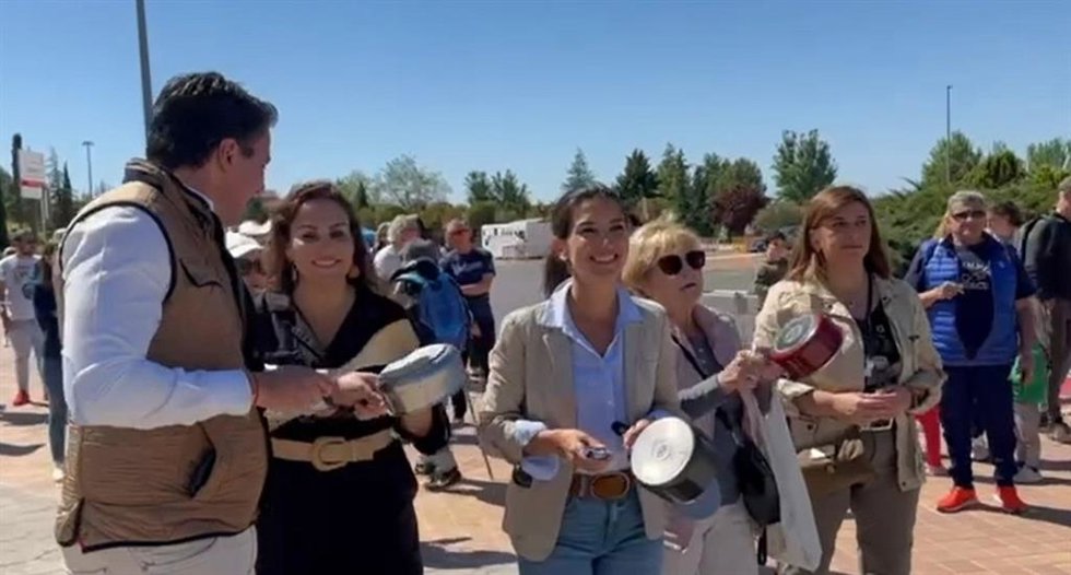 Rocío Monasterio participa en la cacerolada contra el carril bici convocada por la Plataforma por la Movilidad de Rivas.