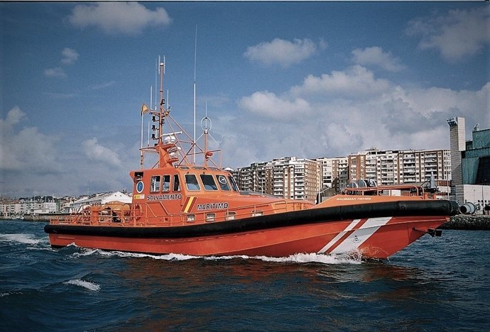 Salvamar Deneb de Salvamento Marítimo, que participa en la búsqueda del tripulante desaparecido 'Vilaboa Uno'