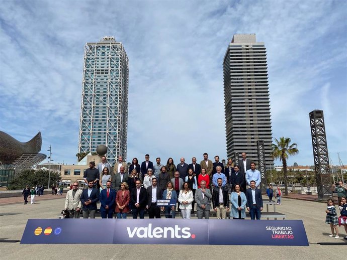Los 41 integrantes de la lista de Valents este domingo en el muelle de la Marina de Barcelona durante la presentación de la candidatura