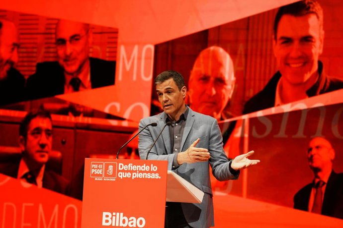 El secretari general del PSOE i president del Govern central, Pedro Sánchez, intervé en l'homenatge a Rodolfo Ares, a Biscaia (País Basc)