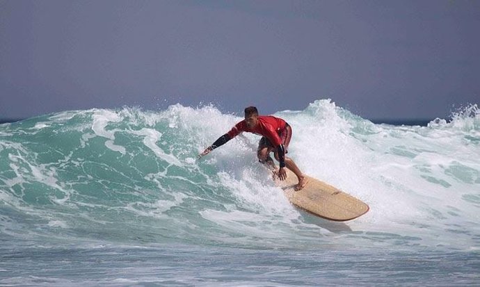 Archivo - Imagen de archivo de un deportista practicando surf en Canarias