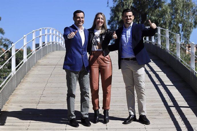 El presidente de la Junta de Andalucía, Juan Manuel Moreno Bonilla (i), y la presidenta del PP de Extremadura, María Guardiola, llegan a un acto de precampaña del Partido Popular, en el parque de la Isla, a 16 de abril de 2023, en Mérida