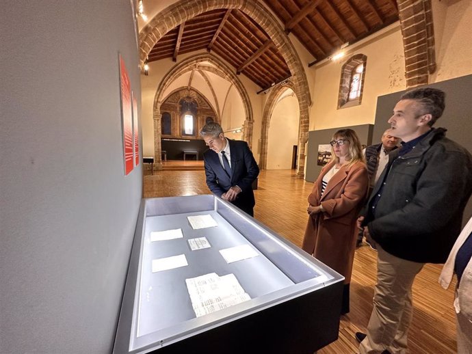 El vicepresidente de Cantabria y consejero de Cultura, Pablo Zuloaga, visita la muestra del Archivo de la Familia Linares que se expone en el Centro de Estudios Lebaniegos