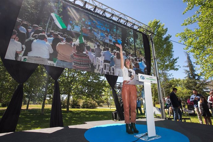 La presidenta del PP extremeño y candidata a la Presidencia de la Junta, María Guardiola, en el acto que el PP ha realizado este domingo, 16 de abril, en Mérida.