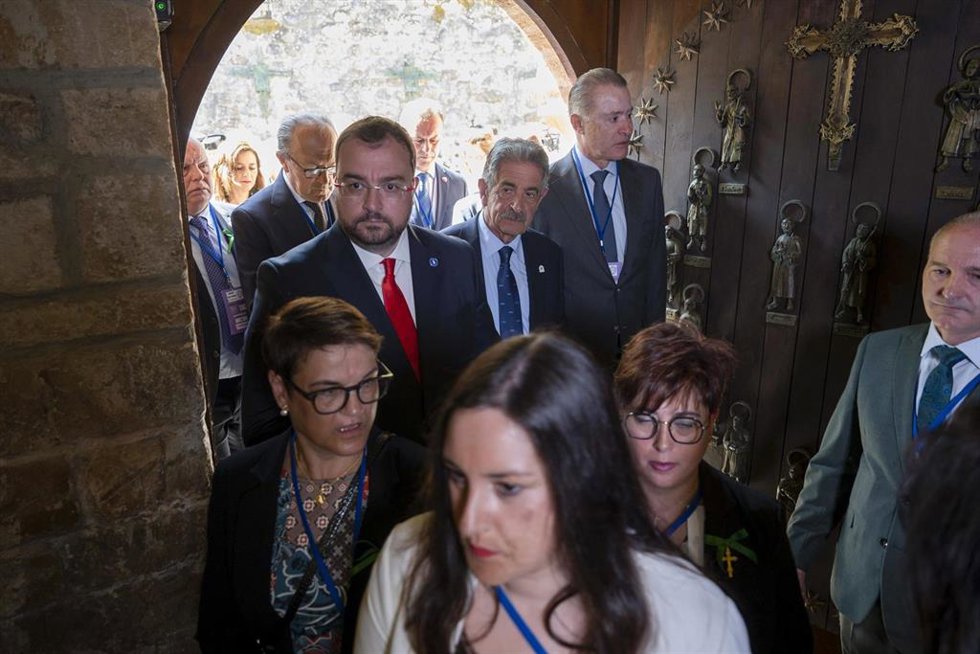 Los presidentes de Cantabria, Miguel Ángel Revilla (c), y de Asturias, Adrian Barbón (i), tras la apertura de la Puerta del Perdón de Santo Toribio de Liébana, con la que se inicia el Año Jubilar Lebaniego