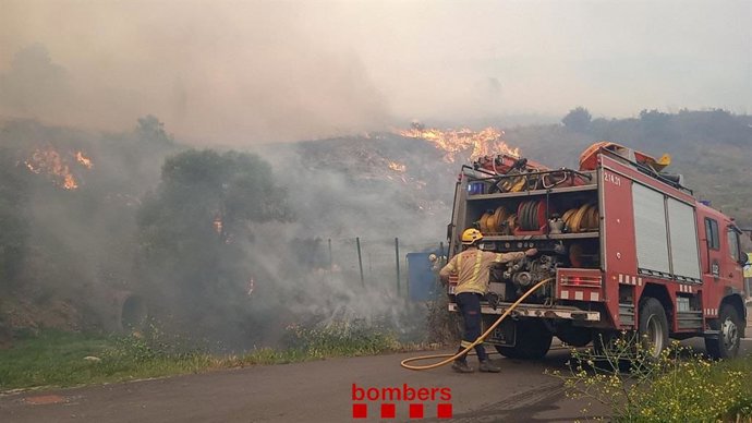 Bombers de la Generalitat treballant en l'incendi