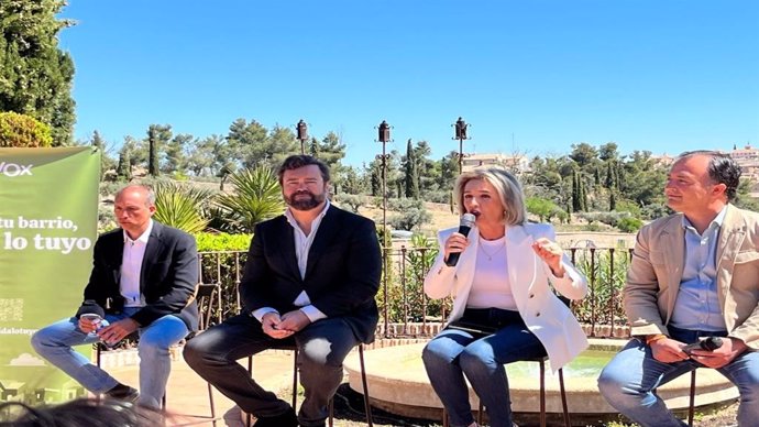 El portavoz parlamentario de Vox, Iván Espinosa de los Monteros y la candidata a la Alcaldía de Toledo, Inés Cañizares, en un acto de Vox en la capital regional.