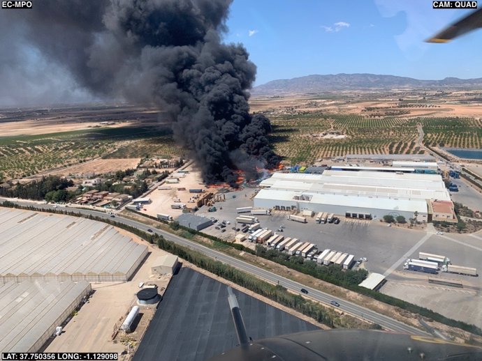 Sucesos.- Un incendio en una empresa de Balsapintada provoca decenas de llamadas y una gran columna de humo