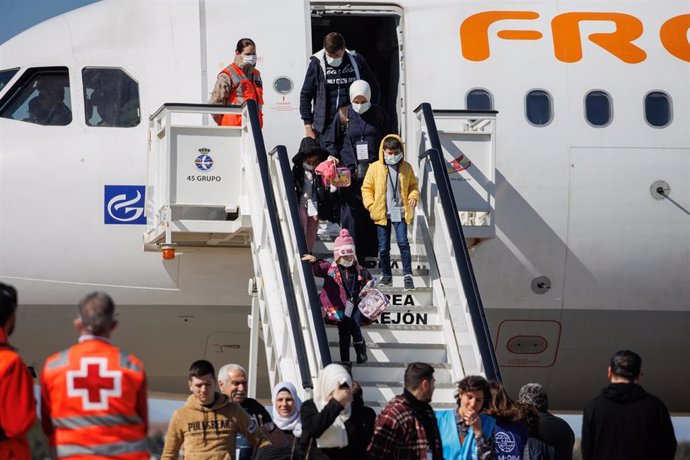 Archivo - Varios refugiados sirios con niños proveniente de Turquía y afectados por el terremoto, a su llegada a la base aérea de Torrejón de Ardoz el pasado mes de marzo.