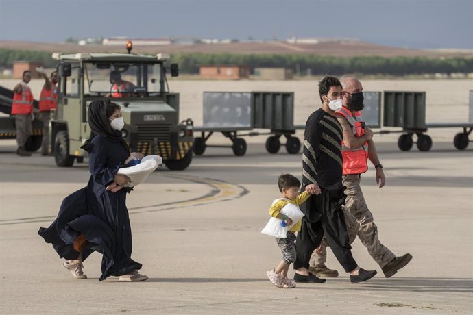 Archivo - Varias personas, entre ellas niños llegan a la base aérea de Torrejón de Ardoz, procedentes de Afganistán, a 23 de agosto de 2021, en Madrid.