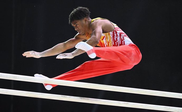 El gimnasta español Thierno Diallo durante su ejercicio en la final de paralelas del Europeo de Gimnasia Artística 2023