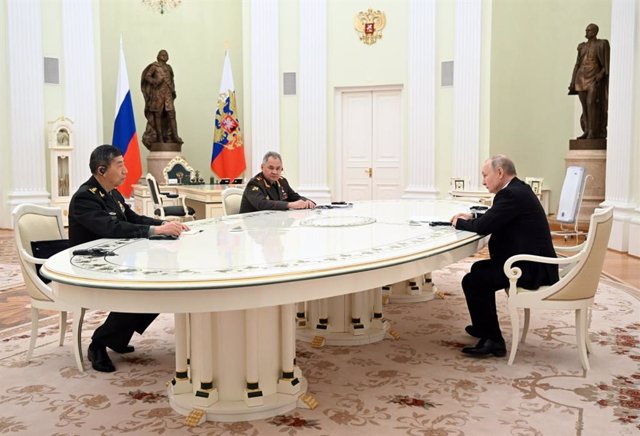 El presidente ruso, Vladimir Putin, recibe al ministro de Defensa chino, Li Shangfu, en el Kremlin, Moscú, Rusia