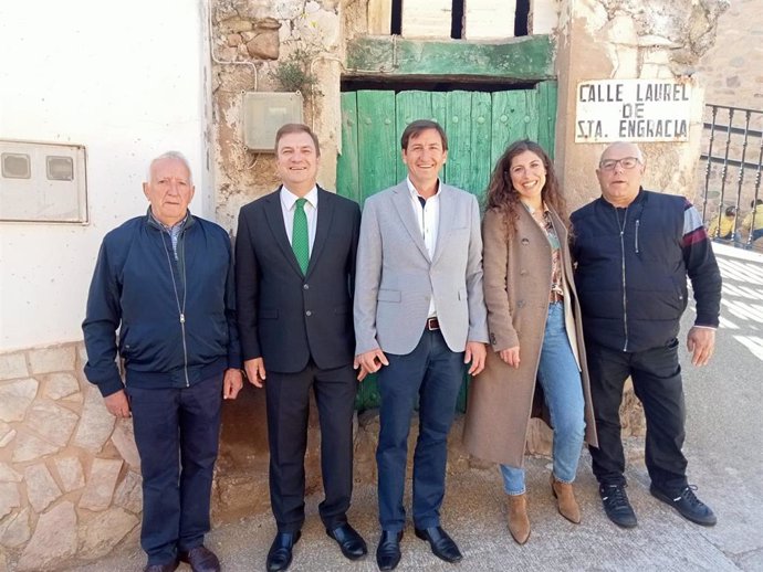 El Secretario General de Por La Rioja y candidato al Ayuntamiento de Logroño, Alberto Bretón, acompañado de la candidata al Gobierno de La Rioja, Sonsoles Soriano, han presentado a Oscar Fernández Fernández