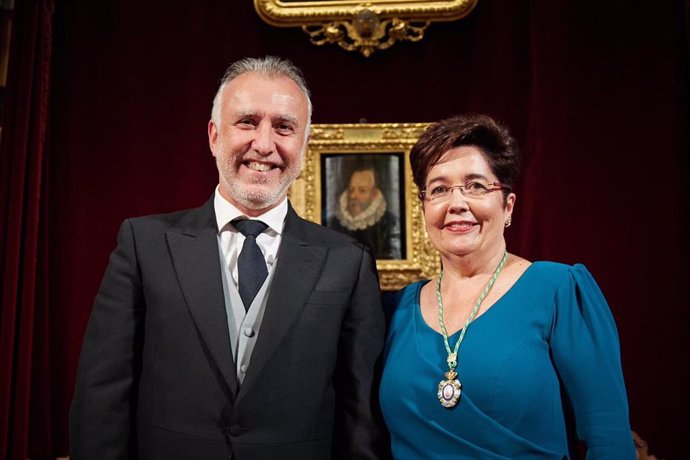 El presidente de Canarias, Ángel Víctor Torres, junto a Dolores Corbella, nueva académica de la RAE