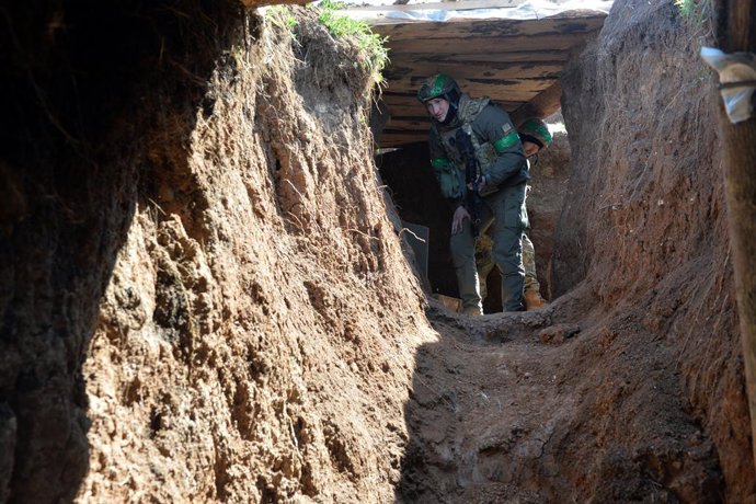 Un militar ucraniano en una trinchera en Bajmut