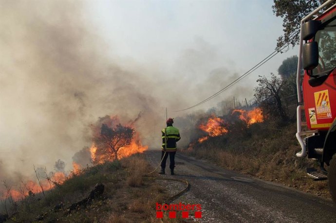 Bombers trabajando en el incendio