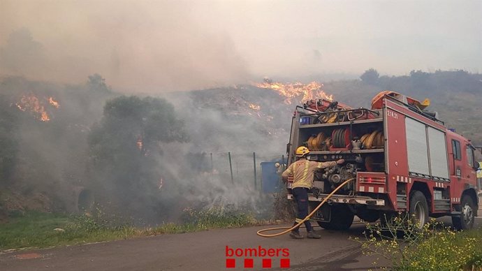 Bombers de la Generalitat treballant en l'incendi