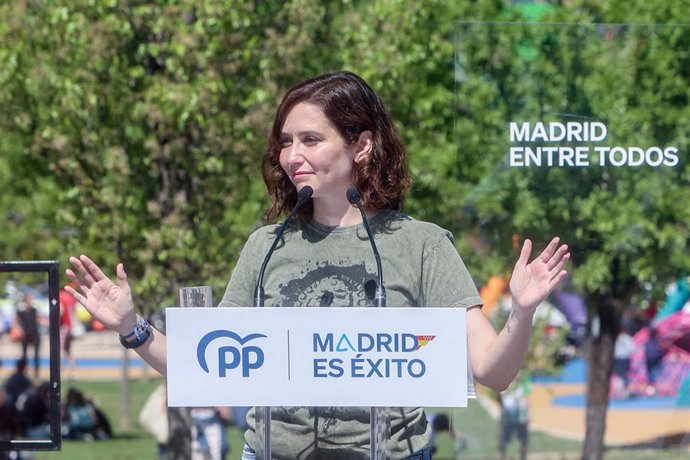La presidenta de la Comunidad de Madrid, Isabel Díaz Ayuso, interviene durante un acto de precampaña del PP, en el Parque Miguel Ángel Blanco, a 16 de abril de 2023, en Boadilla del Monte, Madrid (España). 