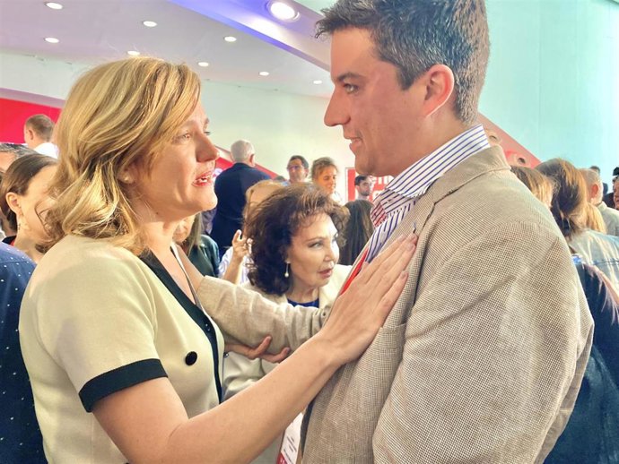 El portavoz municipal y candidato del PSOE a la Alcaldía de Santander, Daniel Fernández, con la ministra Pilar Alegría