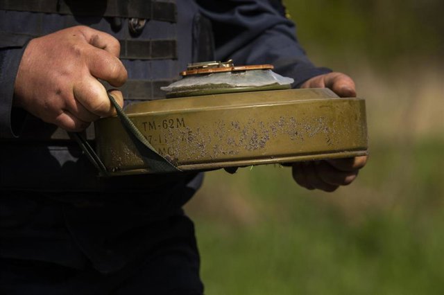 Archivo - Un técnico de desactivación de explosivos del Servicio Estatal de Emergencias transporta una mina antitanque rusa TM-62 después de que intentaran detonarla pero no explotara en un camino de tierra cerca de Derhachi, una ciudad al norte de Járkov