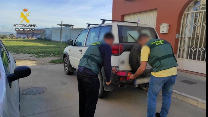 Detenidas dos personas por su relación con más de 30 hurtos de pilotos traseros de todoterrenos en municipios de Huelva.