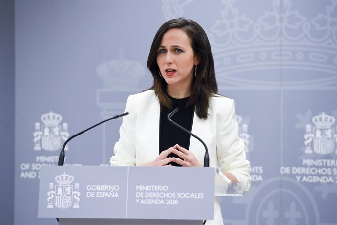 La secretaria general de Podemos y ministra de Derechos Sociales y Agenda 2030, Ione Belarra, ofrece una rueda de prensa por la ley de la vivienda, en el Ministerio de Derechos Sociales y Agenda 2030, a 14 de abril de 2023, en Madrid (España). 