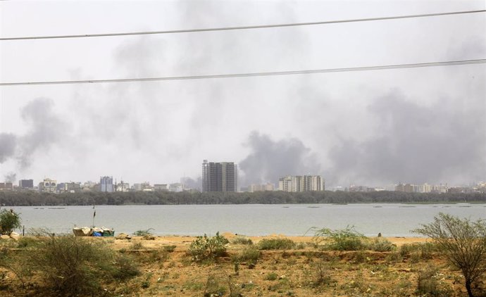 Columnas de humo en la capital de Sudán, Jartum, en el marco de los combates entre el Ejército y las paramilitares Fuerzas de Apoyo Rápido (RSF)