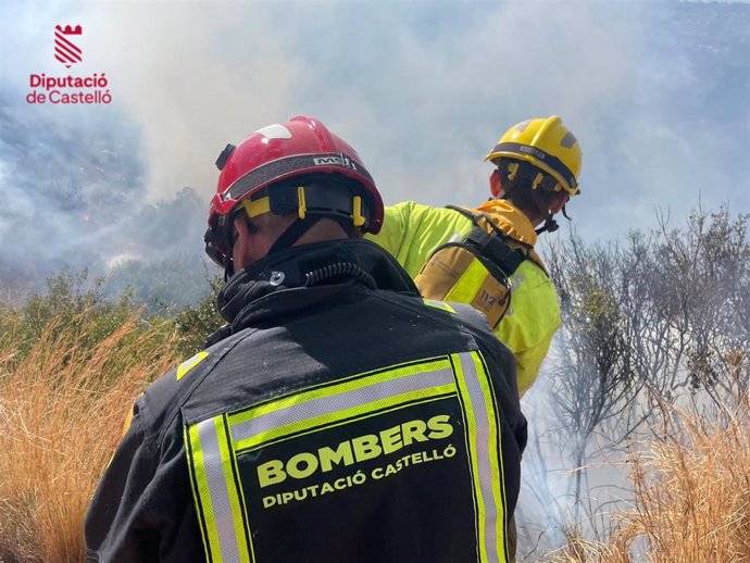 Bomberos actuando en el incendio de Oropesa