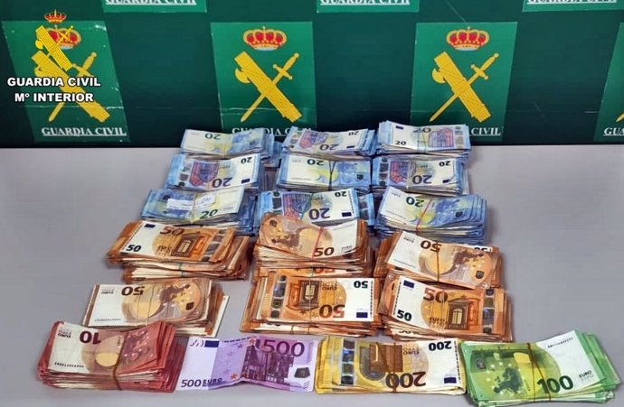 Dinero intervenido por la Guardia Civil a un portugués.