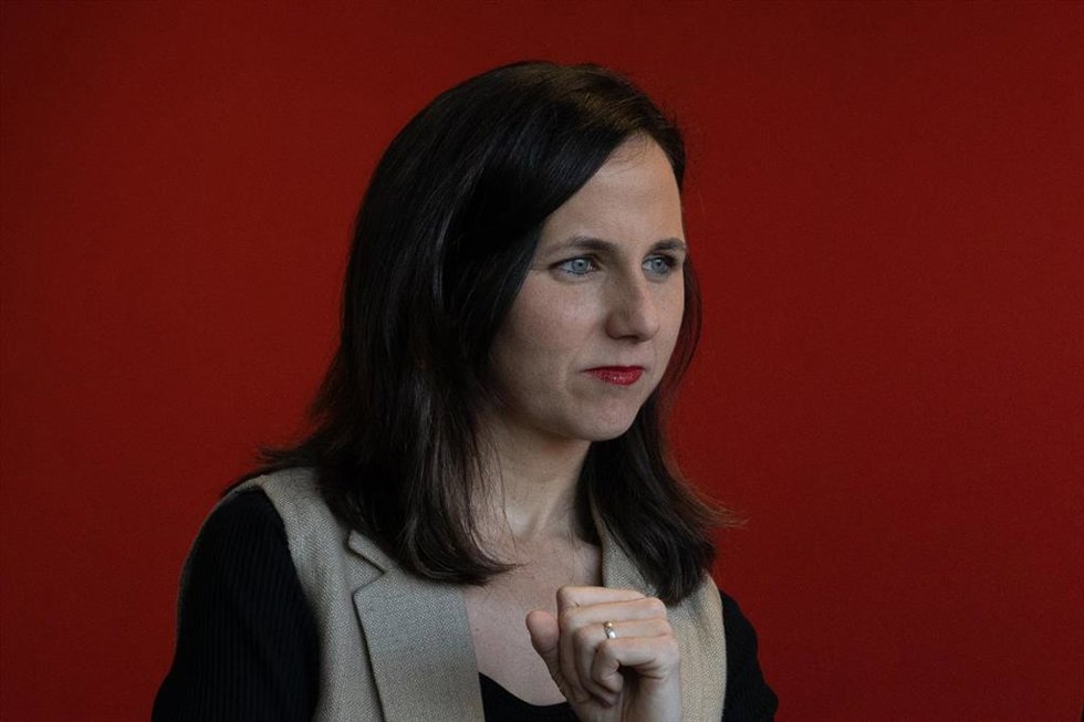 La líder de Podemos y ministra de Derechos Sociales, Ione Belarra, durante una visita a la Oficina municipal de Derechos Energéticos de Rubí, a 5 de abril de 2023, en Rubí, Barcelona, Catalunya (España).