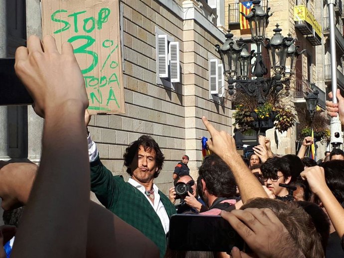 Archivo - Alvaro de Marichalar concentrado ante la Generalitat el 26 de octubre de 2017.