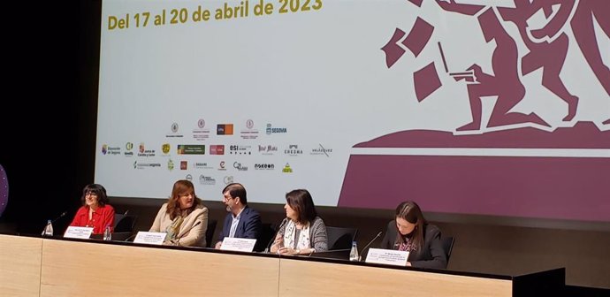 La alcaldesa, Clara Martín, con los representantes de la UVA en Segovia y organizadores de Publicatessen 2023