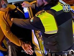 Momento de la detención de un varón que estaba robando en un establecimiento de Nervión, en Sevilla.