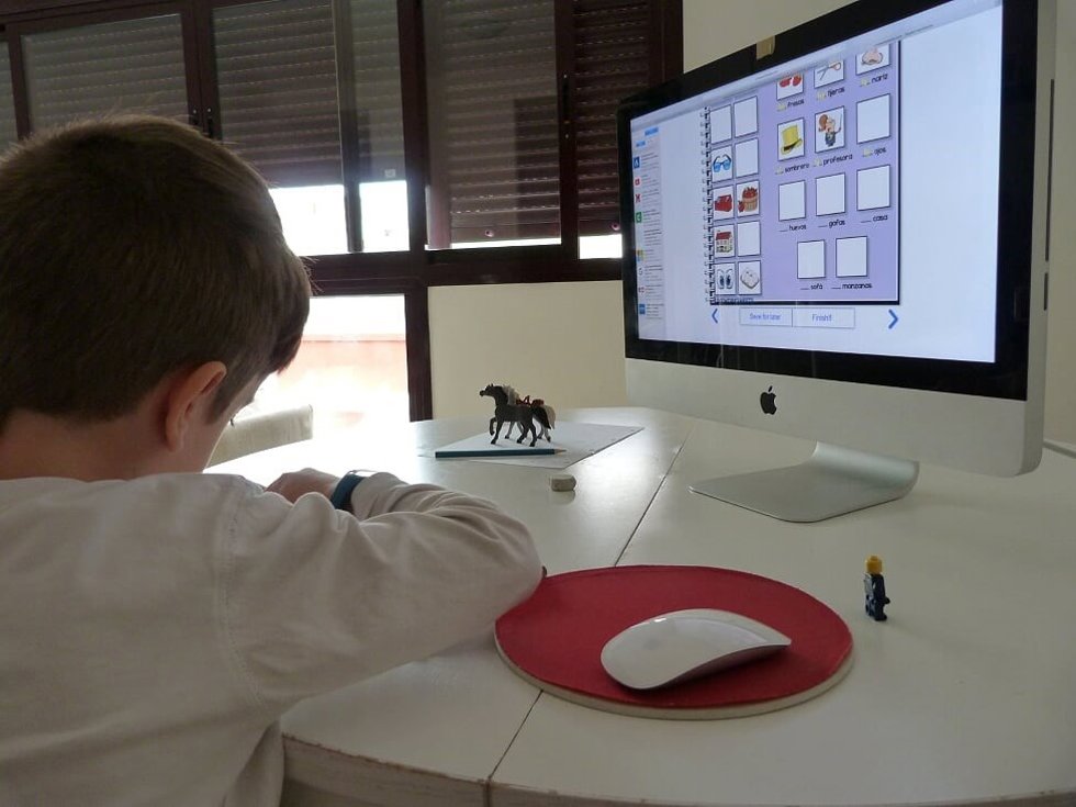 Archivo - Niño, ordenador, Internet, colegio