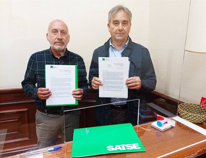 El Presidente De SATSE, Manuel Cascos, Junto Al Secretario General De Acción Sindical, Rafael Reig, Entregan, En El Congreso De Los Diputados, La Proposición No De Ley Sobre El Abono Íntegro De La Pagas Extraordinarias.