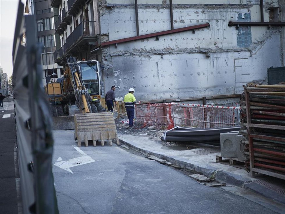 Archivo - Varios trabajadores de la construcción trabajan en una obra