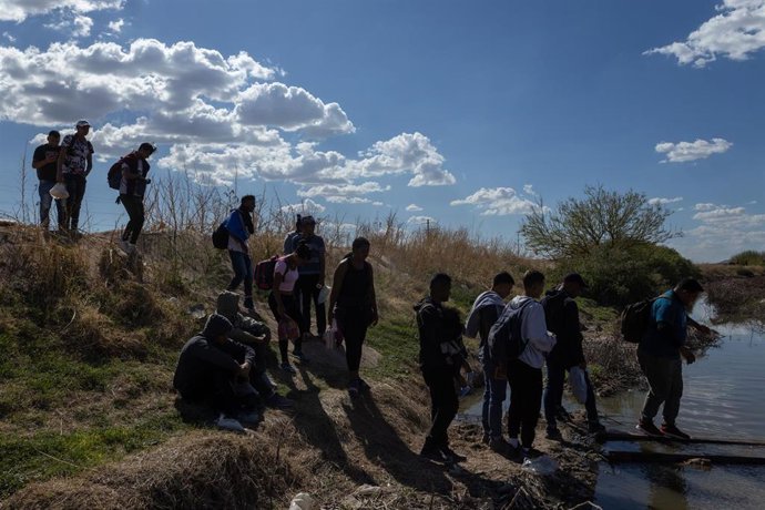 Un grupo de migrantes a su paso por el paso fronterizo de Ciudad Juárez.