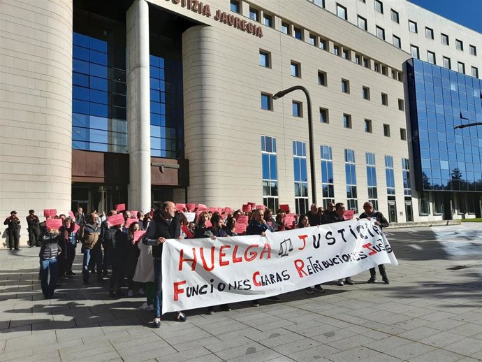 Imagen de la concentración convocada por CCOO, STAJ, AFAPNA, LAB, UGT y CSIF con motivo del inicio de una huelga indefinida en el sector de los cuerpos generales de la Administración de Justicia de Navarra