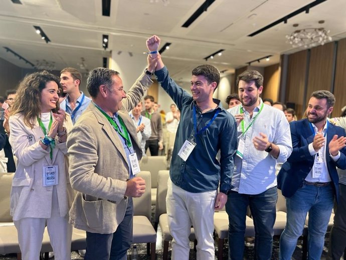 En el centro de la imagen, el presidente del PP de Sevilla, Ricardo Sánchez, con el nuevo presidente de Nuevas Generaciones (NNGG) en Sevilla, Alejandro García Casares.