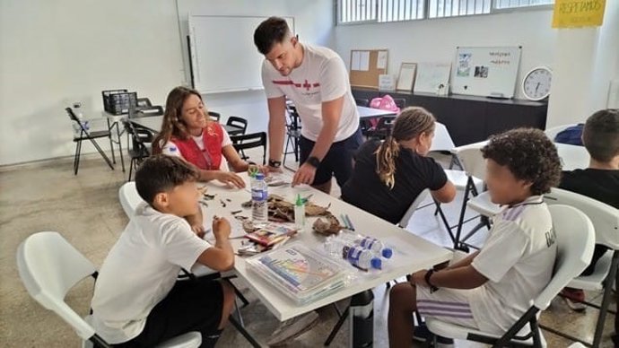 Menores del proyecto 'Familias Creciendo en Valores' participando en una actividad intergeneracional.