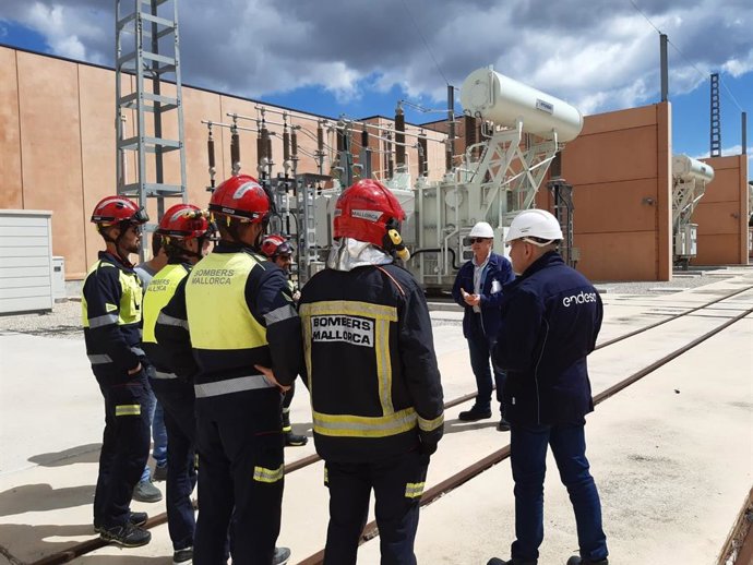 Bomberos y técnicos de Endesa durante la jornada formativa en las instalaciones del Consell para conocer los riesgos eléctricos en sus actuaciones.